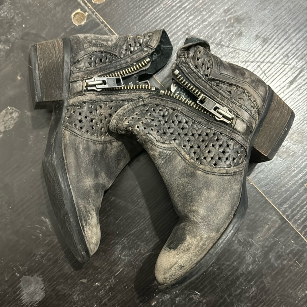 Circle g cutout booties